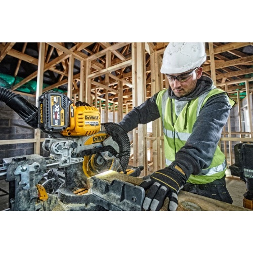 Аккумуляторная торцовочная пила DEWALT DCS727N, 54 В, 250 мм, 4300 об/мин, без АКБ и ЗУ (DCS727N-XJ) фото 2 Аккумуляторная торцовочная пила DEWALT DCS727N, 54 В, 250 мм, 4300 об/мин, без АКБ и ЗУ (DCS727N-XJ) фото 2