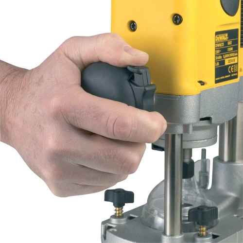 Вертикальный фрезер DEWALT DW621K, 1100 Вт, 24000 об/мин, 55 мм, в кейсе (DW621K-QS) фото 4
