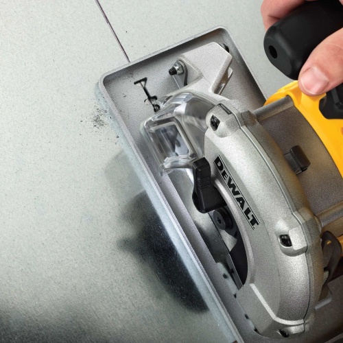 Аккумуляторная дисковая пила DEWALT DCS373P1, 18 В, 140 мм, 3700 об/мин, с АКБ 5 Ач и ЗУ (DCS373P1N-XJ) фото 3 Аккумуляторная дисковая пила DEWALT DCS373P1, 18 В, 140 мм, 3700 об/мин, с АКБ 5 Ач и ЗУ (DCS373P1N-XJ) фото 3