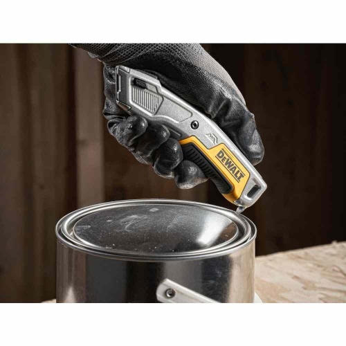 Нож DEWALT DWHT10054-0, с выдвижным лезвием фото 2