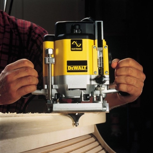 Фрезер двуручный DEWALT DW625E 2000Вт фото 2