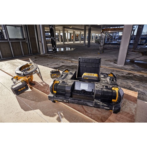 Аккумуляторное зарядное устройство-радиоприемник DEWALT DWST1-81078, 12/18/54 В, 45 Вт (DWST1-81078-QW) фото 2