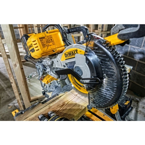Аккумуляторная торцовочная пила DEWALT DCS727N, 54 В, 250 мм, 4300 об/мин, без АКБ и ЗУ (DCS727N-XJ) фото 8 Аккумуляторная торцовочная пила DEWALT DCS727N, 54 В, 250 мм, 4300 об/мин, без АКБ и ЗУ (DCS727N-XJ) фото 8