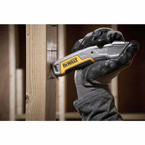 Нож DEWALT DWHT10054-0, с выдвижным лезвием фото 3