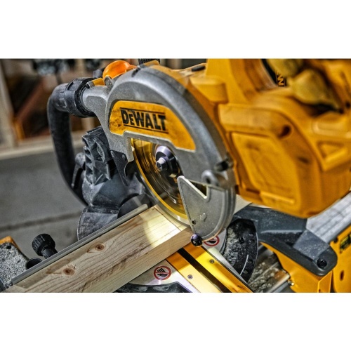 Аккумуляторная торцовочная пила DEWALT DCS777N, 54 В, 216 мм, 6300 об/мин, без АКБ и ЗУ (DCS777N-XJ) фото 8 Аккумуляторная торцовочная пила DEWALT DCS777N, 54 В, 216 мм, 6300 об/мин, без АКБ и ЗУ (DCS777N-XJ) фото 8