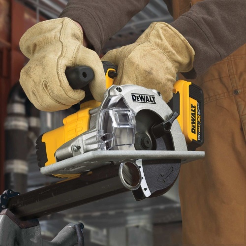 Аккумуляторная дисковая пила DEWALT DCS373P1, 18 В, 140 мм, 3700 об/мин, с АКБ 5 Ач и ЗУ (DCS373P1N-XJ) фото 2 Аккумуляторная дисковая пила DEWALT DCS373P1, 18 В, 140 мм, 3700 об/мин, с АКБ 5 Ач и ЗУ (DCS373P1N-XJ) фото 2