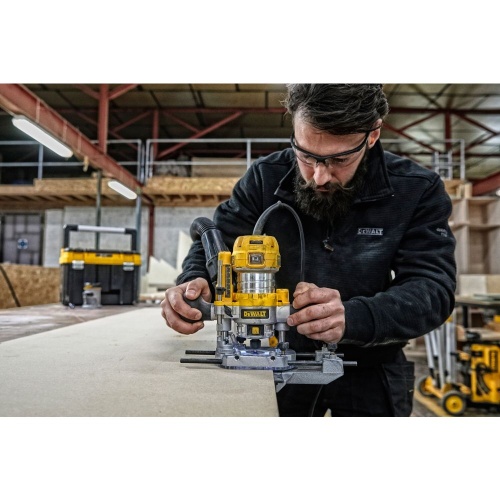 Вертикальный фрезер DEWALT D26204K, 900 Вт, 27000 об/мин, 55 мм, в кейсе (D26204K-QS) фото 3 Вертикальный фрезер DEWALT D26204K, 900 Вт, 27000 об/мин, 55 мм, в кейсе (D26204K-QS) фото 3